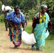 mureliefdistrib_drcrefugeesfeb09_2 Mothers' Union relief distribution in Muhabura, Uganda to refugees from DR Congo
